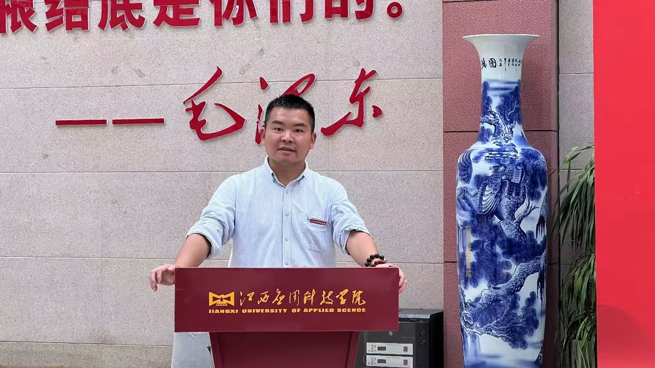 书法篆刻微雕领域最闪亮的星--瞿振东